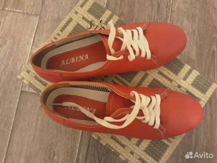 Кроссовки женские