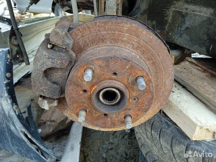 Суппорт передний Chevrolet Metro 1.3 2001 лев. б/у