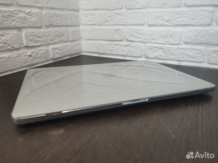 MacBook Pro 2016 Retina Core I7/16гб/Radeon Pro450