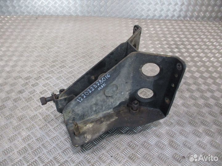 Кронштейн запасного колеса MAN 81424015337