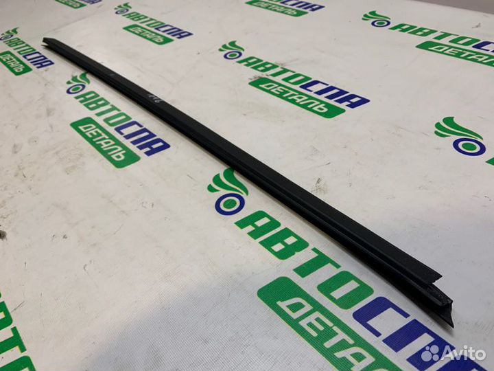 Уплотнитель двери стекла задний правый Ford Galaxy