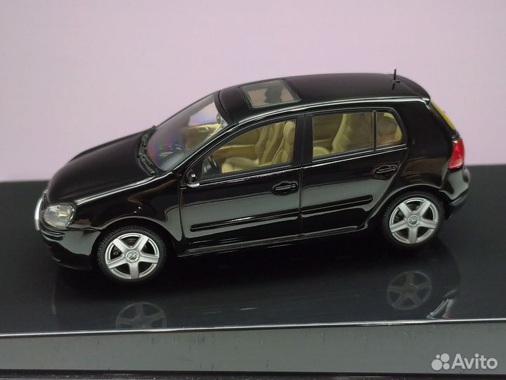 1:43 Volkswagen Golf 5 Black Autoart