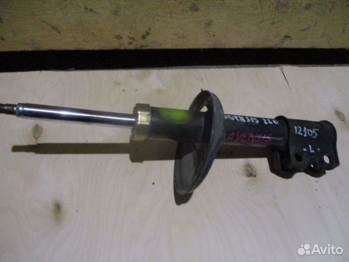 Стойка амортизатор передняя левая Toyota Avensis