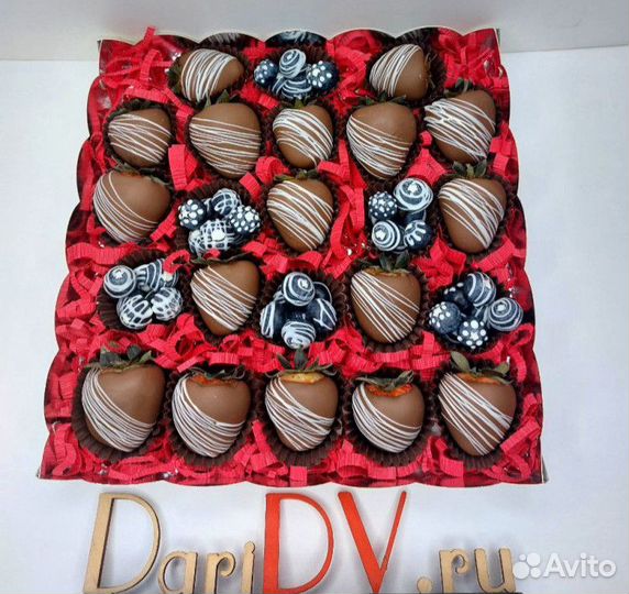 Набор клубники в молочном шоколаде с черникой арт