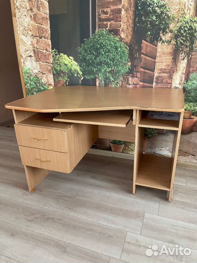 Угловой компьютерный стол с ящиками