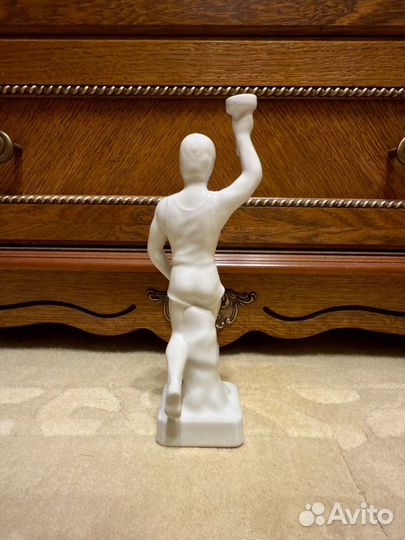 Статуэтка фарфор факелоносиц олимпиада в гдр 1972