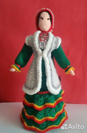 Вязаная сувенирная кукла в башкирском костюме