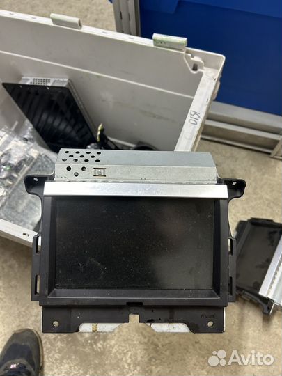 Монитор в торпеду range rover sport