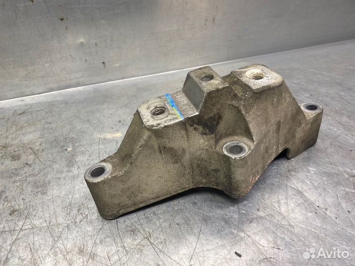 Кронштейн двигателя левый Volkswagen Bora