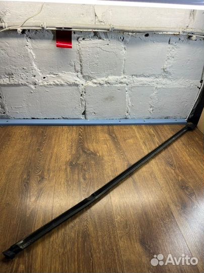 Уплотнитель стекла двери задний левый Skoda Rapid