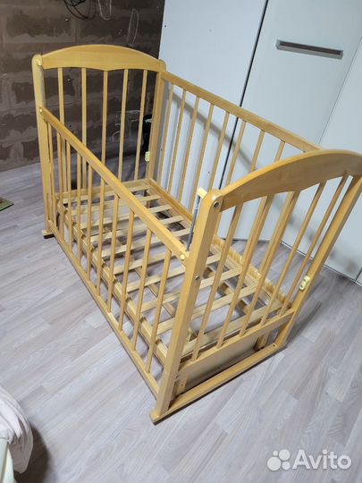 Детская кроватка с маятником