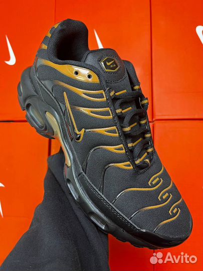 Кроссовки мужские Air Max TN Plus черно-золотые