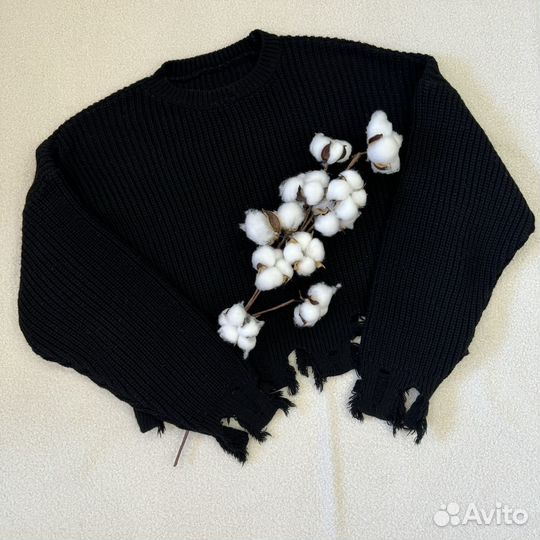 Свитер рваный S