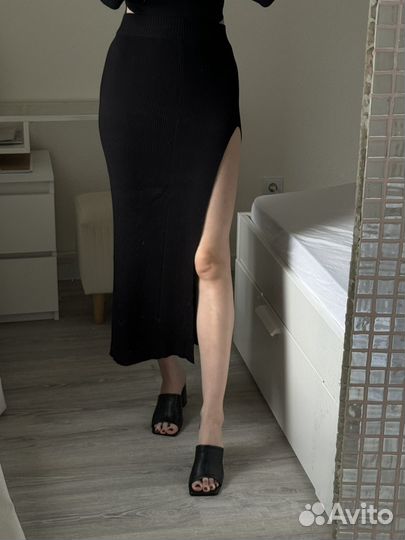 Трикотажная юбка с разрезом сбоку