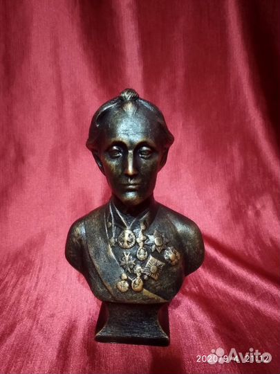 Продаю бюст Суворова