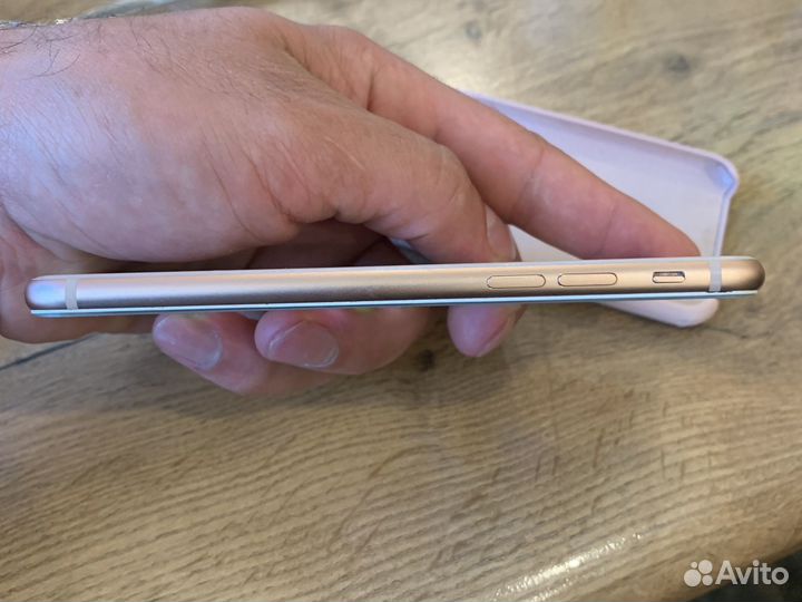 Телефон iPhone 8