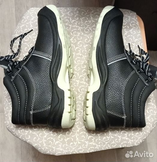 Ботинки для работы с металическими вставками