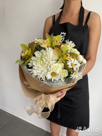 Букет цветов с орхидеей