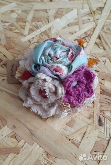 Брошь цветок из ткани бохо