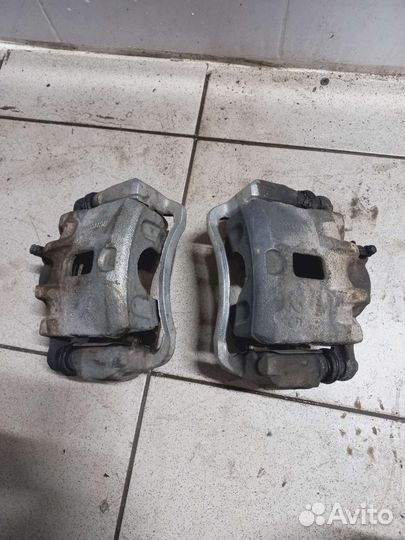 Передние тормозные суппорта Хендай Саната