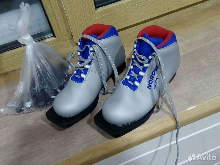 Лыжные ботинки 34 размер+ крепления