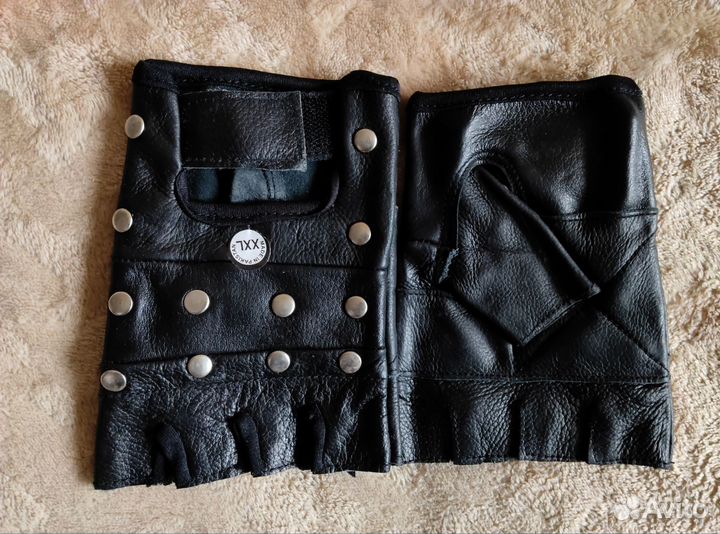 Перчатки без пальцев с клепкой