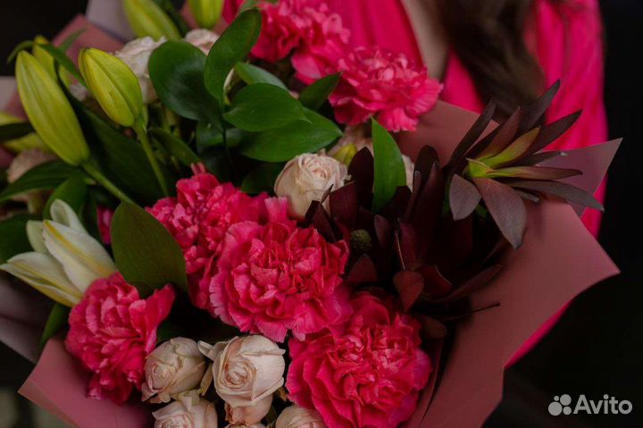 Букет с лилией и малиновым диантусом