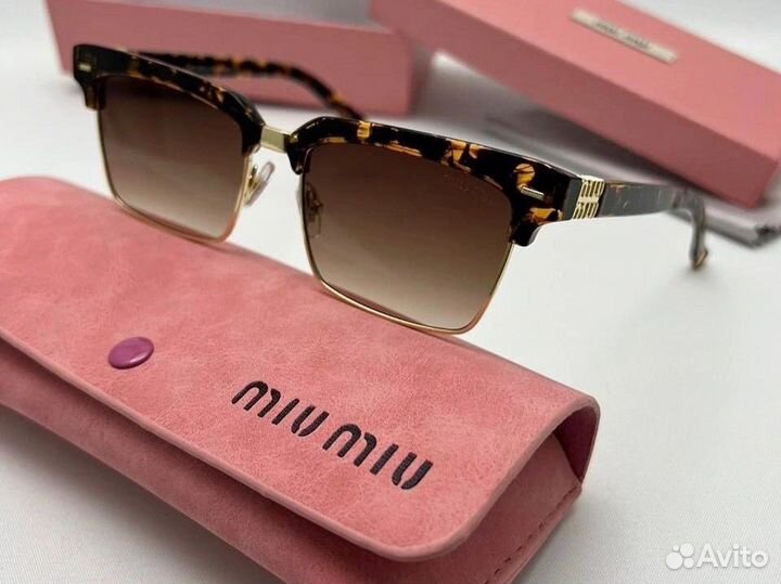 Солнцезащитные очки Miu Miu