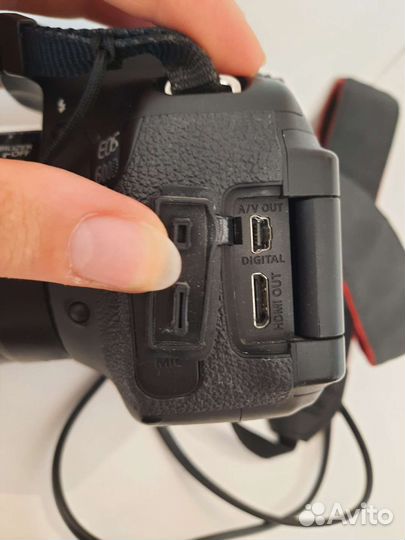 Зеркальный фотоаппарат Canon