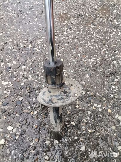 Амортизатор передний правый б/у на поло 2014 года