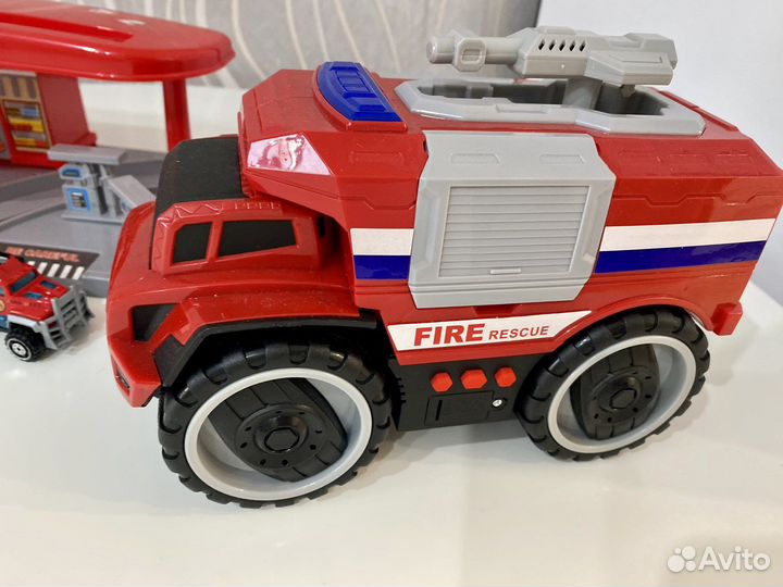 Парковка, пожарная машина