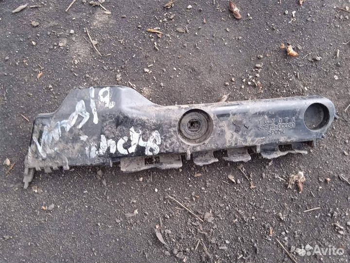 Кронштейн бампера toyota yaris 05