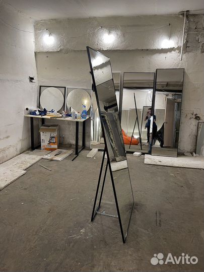 Зеркало настенное/напольное с ножкой в черной раме