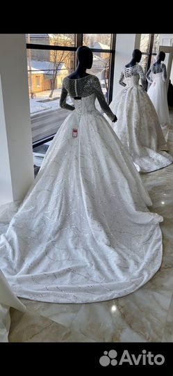 Свадебное платье со шлейфом