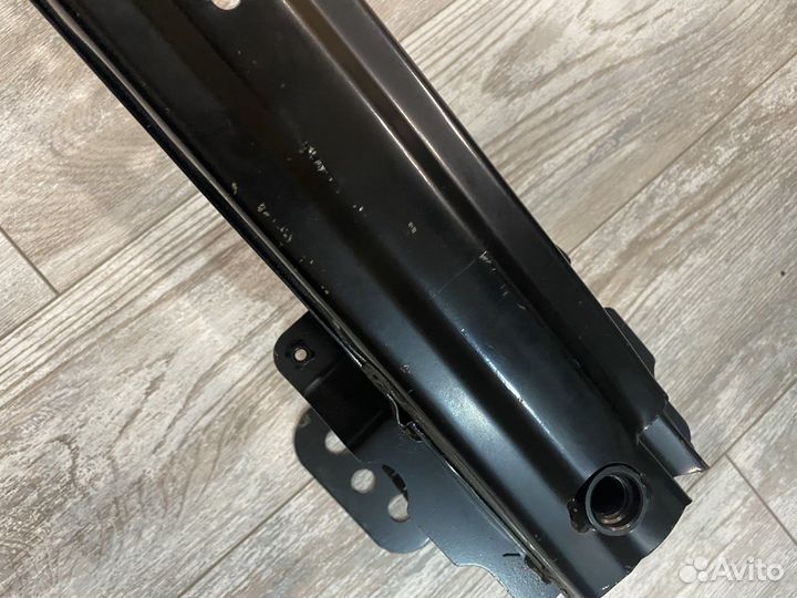 Уселитель бампера передний