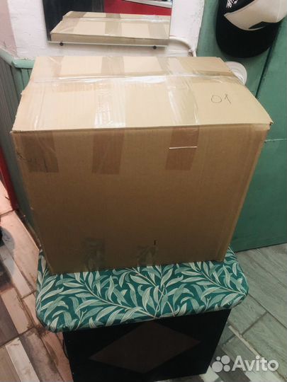 Маленькая коробка с вещами