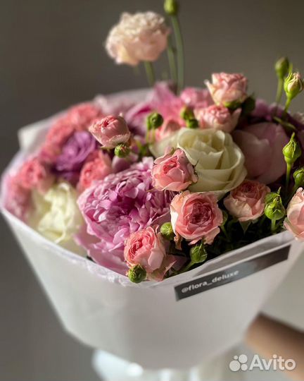 Авторский букет 42 из пионов и роз premium. Цветы