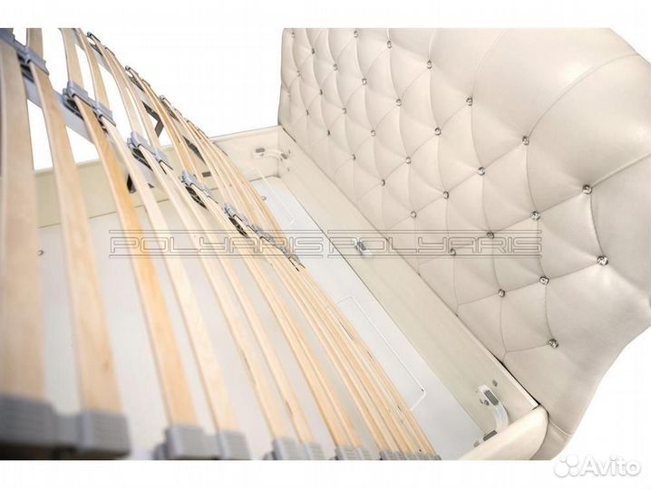 Кровать в мягкой обивке 