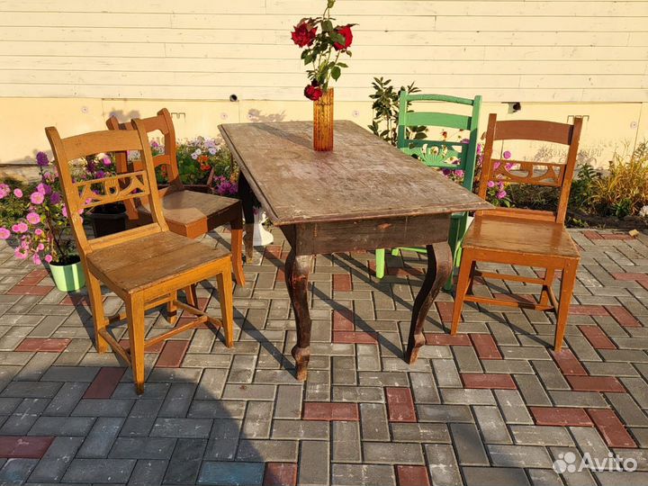 Старинные стулья и стол