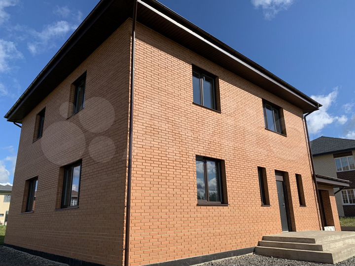 Коттедж 220 м² на участке 10 сот.