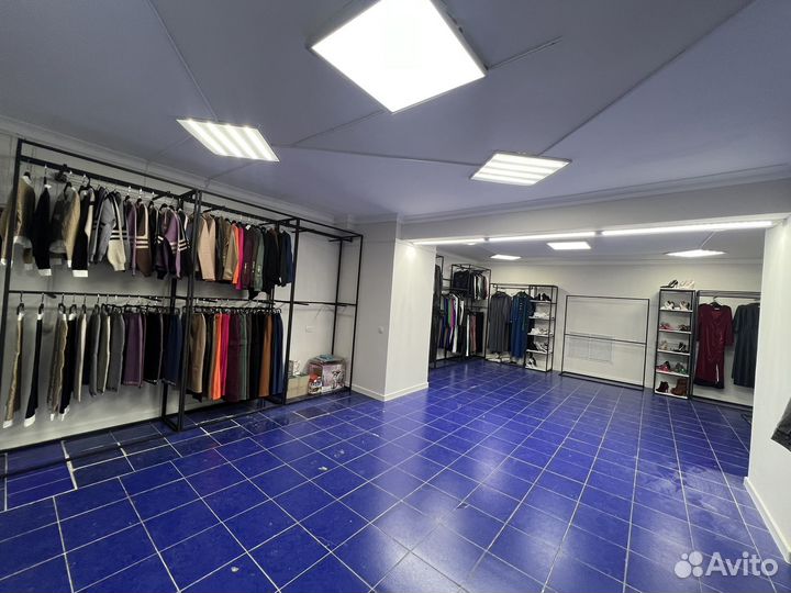 Сдаются в аренду рейлы и полки в шоуруме