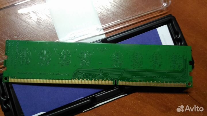 Память б/у DDR3 Kingston (KVR1333D3N9/1G)