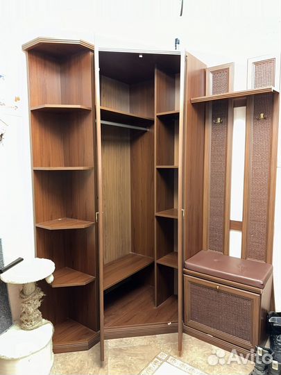 Прихожая со шкафом и зеркалом