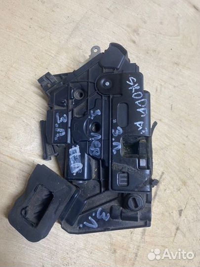 Замок двери задний левый Skoda Octavia A7