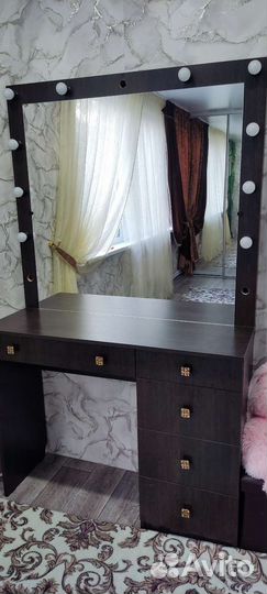 Трюмо с зеркалом