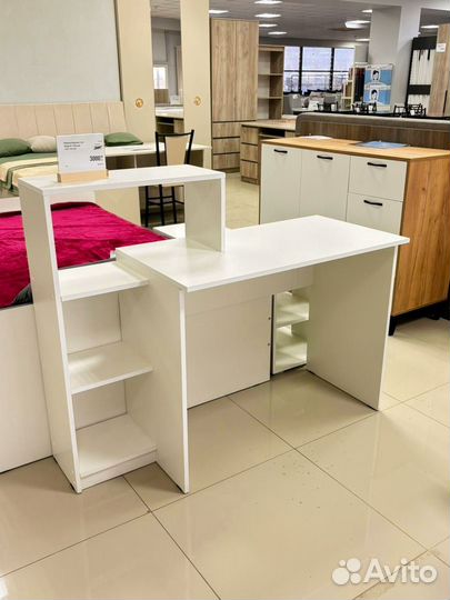 Компьютерный стол белый