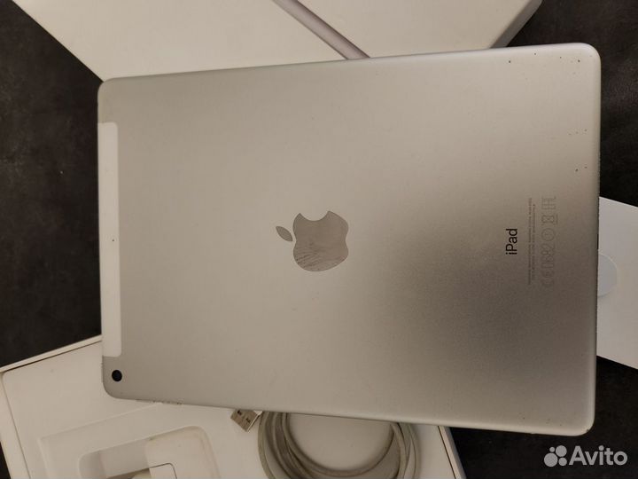 Apple iPad 9.7 Wi-Fi + Cellular 32 GB (A1823)