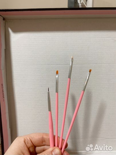 Кисточки для маникюра и макияжа
