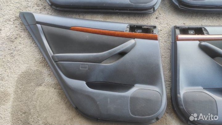 Обшивка боковой двери задняя Toyota Avensis T250