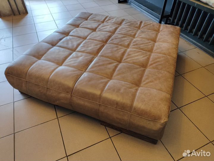 Гигантский диван, пуф, оттоманка из толстой кожи